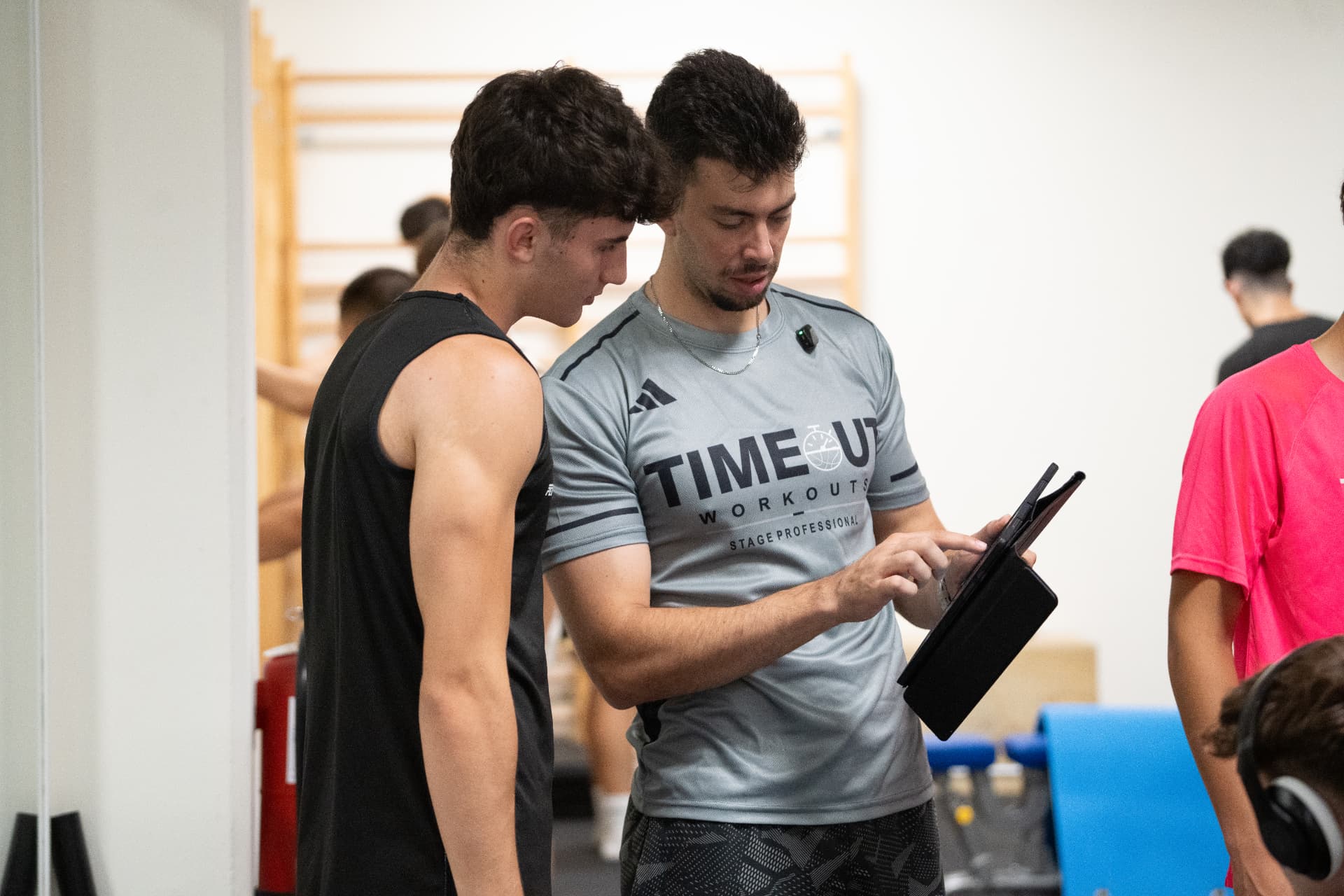 Sergio Rojas revisando datos con un atleta